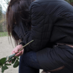 Româncă plecată la muncă în străinătate, rămasă fără 14.000 de euro după ce s-a îndrăgostit de un conațional