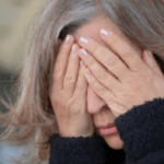 O româncă a muncit 20 de ani în străinătate pentru a construi o casă în România, dar când s-a întors a găsit casa vândută