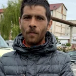 Povestea lui Tomiță, un om sărman din Filiași care trăiește adunând monede de 50 de bani din cărucioarele supermarketurilor
