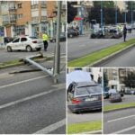 Un șofer de BMW a doborât un semafor și a distrus doi stâlpi în Mehedinți, după ce a pierdut controlul volanului. Bărbatul a fugit, lăsând în urmă doi răniți
