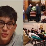 Robert, tânărul de 20 de ani care și-a pierdut viața într-un accident de muncă în Italia, condus pe ultimul drum. Tatăl, rănit și el, a venit cu targa să își ia rămas bun