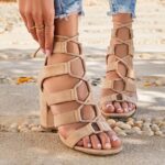 Cum se poartă sandalele cu șiret? Idei de ținute interesante pentru vară