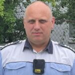 Un polițist a ajutat un bărbat să-și recupereze banii strânși pentru o vacanță: „Nu îmi permit să stric bucuria unui copil”