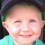 Copilaş de nici doi ani, pasat de la un medic la altul, găsit mort în pat la 8 zile de la externare. Poveste cusută cu aţă albă, în Anglia