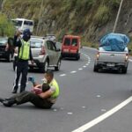 Scene emoționante! Un ofițer de poliție consolează un băiețel de 4 ani după un accident de mașină, îmbrățișându-l în mijlocul șoselei