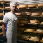 Un antreprenor din Cluj a reuşit să îşi creeze propriul brand de brânză. Are şi fermă unde crește vaci, bivolițe, capre şi oi