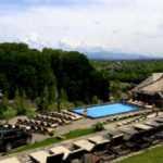 Un tânăr a adus magia din Bali în România. Turişti din toată lumea ajung aici, cuceriţi de resortul modern: "E un loc de vis"