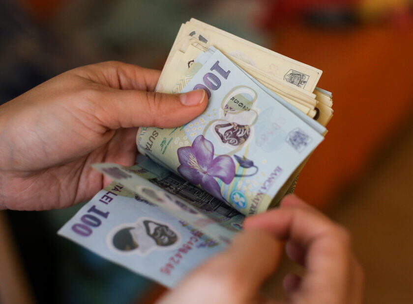 50 and 100 Romanian Lei currency