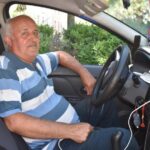 Nea Costică, cel mai cinstit taximetrist, şi-a primit recompensa după ce a returnat unui client geanta cu 40.000 de euro