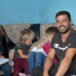 Copiii sunt victimele sărăciei. Un tată din București doarme pe o canapea cu cei 5 copii pe care îi crește singur