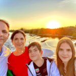 Dan Negru: „Pun rar fotografii cu ai mei. Pe copii i-am lăsat să-si trăiască liniștiți copilăria. Nu apar la televizior, nu sunt vedete pe Tik Tok, merg la o școală de stat și calitățile lor cu care ne mândrim sunt cele morale”