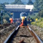 Un băiat de 14 ani și-a salvat prietena cu prețul vieții. A murit călcat de tren, sub privirile altor adolescenți, într-o gară din Polonia