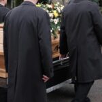 S-a întors din străinătate să-şi îngroape soţia. Mariana a murit după ce s-a prăbuşit din senin în casă. Soţul o va conduce acum pe ultimul drum