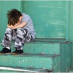 Băiețel de 8 ani, nevoit să fure mâncare din frigiderul vecinilor, după ce a fost abandonat de mamă: "Ținea mâncarea în mână și spunea că îi e foame”