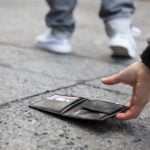 Poliţist, acuzat că a furat borseta unei victime implicate într-un accident, în Mehedinţi. În interiorul ei se aflau peste 10.000 de lei