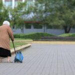 Bătrânică din Baia Mare bătută de un angajat de la salubritate pentru că îşi căuta de mâncare în gunoi