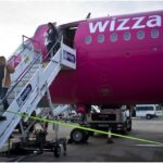 Un român s-a urcat beat într-un avion care decola din Spania și a tras de ușa aeronavei până a rupt-o. 224 de pasageri au pierdut zborul spre București