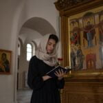 De ce nu are voie femeia să inte în altarul bisericii. Ce pățesc cele care ignoră această regulă