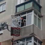 Un copil de 4 ani s-a încuiat în casă şi a refuzat să le mai deschidă părinţilor. Pompierii l-au găsit uitându-se la desene animate