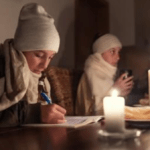 Patru frați din Vaslui sunt premianți la școală, deși acasă îngheață de frig și trăiesc în condiții grele