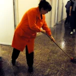 Câți lei are salariu o femeie de serviciu în București, în 2023. Primește și bonuri de masă