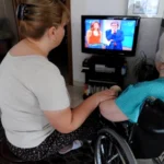 Mirela s-a angajat badantă în Italia. Ce i-a făcut bătrâna, după ce a prins-o pe româncă uitându-se la TV în timpul programului