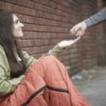 Doi soţi din Suceava, "afacere" pe spatele unei tinere cu afecţiuni fizice şi psihice. Din 2015, o obligau să cerşească, ba chiar i-au găsit paznic