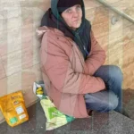O ieșeancă bolnavă de cancer locuiește în scări de bloc de trei ani. Ce pensie mizeră îi oferă statul român: „Nu îmi ajunge să mănânc, beau apă din baltă”
