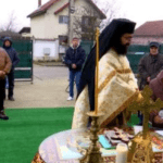 "E diabolic ce se întâmplă". Suspendat de Mitropolie, un preot din Târgu Jiu a ţinut o slujbă la el acasă. Enoriaşii s-au comportat ca la biserică