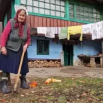 La 93 de ani le dă clasă tinerilor de 25. Bătrânica din Ținutul Momârlanilor uimește cu pofta ei de viață