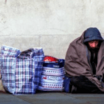 Român ajuns pe străzi în Italia, ajutat să se întoarcă acasă. Soția i-a murit de cancer, iar el s-a îmbolnăvit și nu a mai putut munci