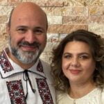 Impresionant! Un preot din Galați a făcut Medicina, iar acum face naveta zeci de kilometri alături de soția lui, tot medic, pentru a ajuta oamenii