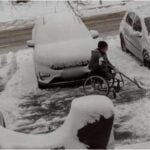 Bărbat în scaun cu rotile, surprins în timp ce face pârtie pe trotuar și curăță zăpada de pe mașinile vecinilor, în Făgăraș: "Ne lasă fără cuvinte"