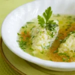 Ce să pui în găluște, ca să nu se rupă în oală. Ingredientul secret care le tine pufoase și întregi