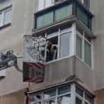 Un copil de 4 ani s-a încuiat în casă şi a refuzat să le mai deschidă părinţilor. Pompierii l-au găsit uitându-se la desene animate