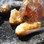 Mirosul şi fumul de tămâie are puterea de alungare a oricăror forţe ale răului, de oriunde ar veni acestea, din partea oamenilor sau din partea vrăjmaşului diavol