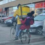 Un tată îşi duce copilul la şcoală în timp ce livrează mâncare în Bucureşti: "Primul gând a fost că Glovo livrează copii"
