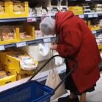O bătrânică surprinsă în supermarket în timp ce îşi făcea calculele pentru cumpărături. "Foarte trist şi revoltător"