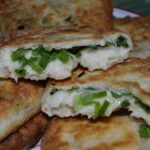 Cum să faci cele mai bune turte cu ceapă verde și mărar proaspăt. Rețeta din caietul bunicii