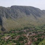 Localitatea din România de care puțini știu, însă e de o frumusețe aparte. Se numără printre destinațiile turistice din 2024