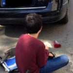 Acest baiat a gresit si a intrat cu trotineta in masina si a zgariat-o. Gestul facut de acesta l-a facut si pe proprietar sa planga