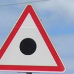 Indicatorul rutier pe care puțini șoferi îl cunosc. Ce înseamnă semnul de circulație cu punct neagru