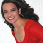 O recunoști pe marea noastră artistă? Făcea furori cu șlagărele ei, pe vremuri -