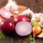 Cum poți să îndepărtezi mirosul de ceapă și usturoi de pe mâini după ce ai gătit. Trucuri știute