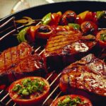 Cum să frigi carnea pe grătar fără să se lipească. Trucul care face minuni, știut de adevăratele gospodine