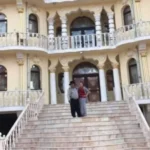 Aroganţa maximă! Cel mai bogat rrom din Hunedoara În curte a pus gresie din cea mai fină gardurile sunt din aur iar fațada este din marmură albă