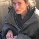 Am lăsat o femeie fără adăpost să stea în garajul meu, dar într-o zi, am intrat fără să bat la ușă și am fost șocat de ceea ce făcea.