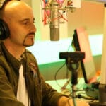 Piesa manifest a trupei Voltaj, „Yo, apa nu-i H2O”: „Te minte că-i Mesia și apare din senin / Îngroapă România sub un pretext divin”