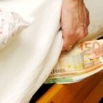 Avertisment pentru românii care își țin BANII „la saltea”. Care e suma maximă cash pe care o poți ține în casă și la ce riscuri de expui