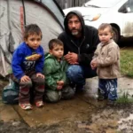 Este tată singur cu trei copii. De 4 luni trăiesc într-un cort plin de noroi pe stradă. Apoi, într-o zi, a asistat la o scenă îngrozitoare la o benzinărie: un bătrân nu avea suficienți bani să plătească, dar în loc să-l ajute, oamenii